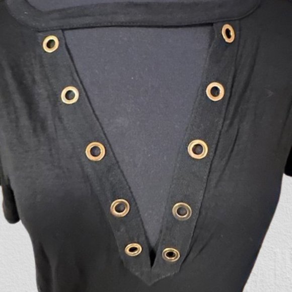 Choker V Neck T-shirt with Metal Eyelets   (2) - Picture 2 of 11
